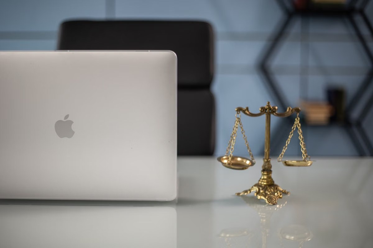 Laptop ve Adalet Terazisi